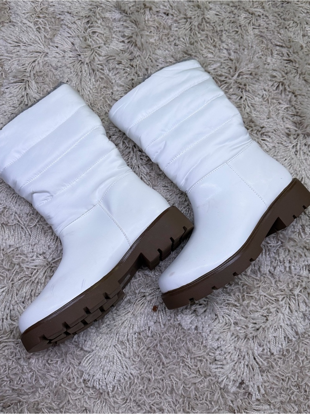 Journee Collection White Puffer Winter Boots Women’s 7 Faux Fur Lug Sole